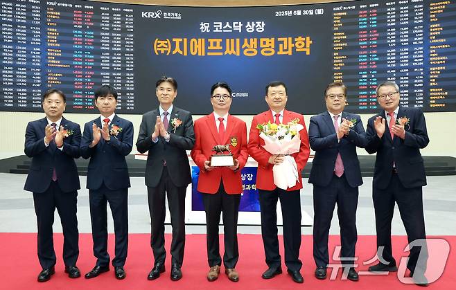 30일 서울 영등포구 한국거래소에서 열린 지에프씨생명과학 코스닥시장 상장기념식에서 유도석 한국IR협의회 상무(왼쪽부터), 이동훈 코스닥협회 회장, 민경욱 한국거래소 코스닥시장본부장, 강희철 지에프씨생명과학 대표이사, 표형배 지에프씨생명과학 대표이사, 오익근 대신증권 대표이사, 황찬순 코넥스협회 회장이 기념 촬영을 하고 있다. (한국거래소 제공. 재판매 및 DB 금지) 2025.6.30/뉴스1
