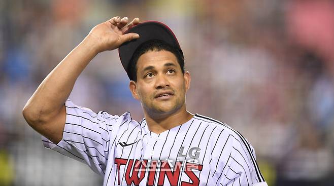 LG 선발투수 치리노스가 더그아웃으로 돌아가고 있다. 잠실 | 최승섭기자 thunder@sportsseoul.com