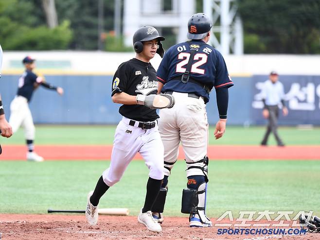 3회초 1사 3루 안산공고 강민우의 3루 땅볼 때 박규민이 득점하고 있다.