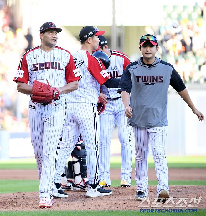 29일 잠실구장에서 열린 LG 트윈스와 KIA 타이거즈의 경기. LG 선발 치리노스가 6회를 마치지 못하고 마운드에서 내려오고 있다. 잠실=박재만 기자 pjm@sportschosun.com/2025.06.29/