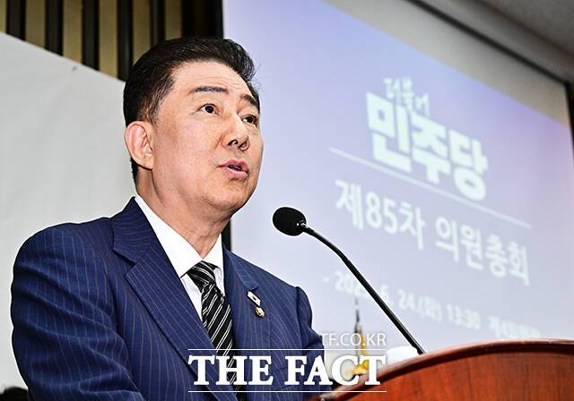 김병기 더불어민주당 당대표 직무대행 겸 원내대표는 김민석 국무총리 후보자의 인준과 추경(추가경정예산)안 처리를 반대하는 국민의힘을 향해 "윤석열의 내란 정당화 선동에 버금가는 거짓선동 정치쇼를 한다"며 "이 시간부로 민생방해 세력과의 전면전을 선언하겠다"고 경고했다. /배정한 기자