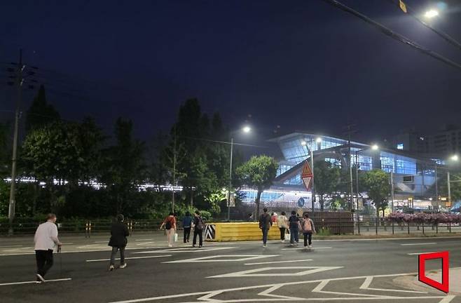 18일 106-1번 버스에서 하차한 승객들이 도봉산역 버스정류장으로 이동하기 위해 무단횡단을 하고 있다. 김영원 기자