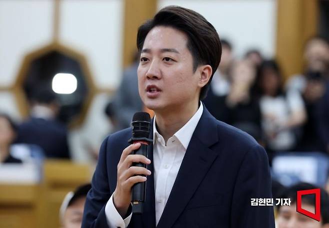 이준석 개혁신당 대선 후보가 3일 방송 3사 출구조사 발표를 확인한 뒤 국회 의원회관에 마련된 당 개표상황실에 도착해 소감을 말하고 있다. 2025.6.3 김현민 기자