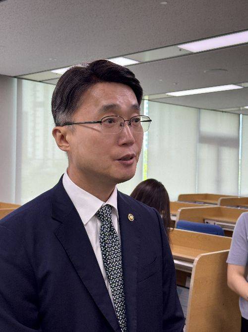 류제명 과학기술정보통신부 2차관이 30일 정부세종청사 기자실에서 취재진의 질문에 답하고 있다. 사진=백종민 테크 스페셜리스트 기자