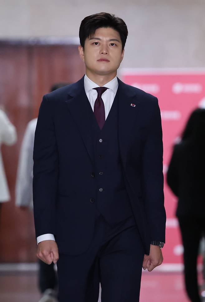 국민의힘 김용태 비상대책위원장이 30일 서울 여의도 국회에서 퇴임기자회견을 위해 기자회견장으로 이동하고 있다. /남강호 기자