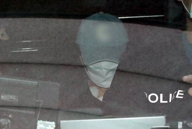 지난 3월 7일 대전 서부경찰서에서 대면조사를 마치고 둔산경찰서로 이송되는 명재완. /뉴스1