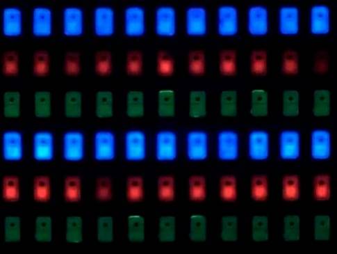 디스플레이 패널 위에 마이크로 LED 칩을 배열한 모습./조선비즈