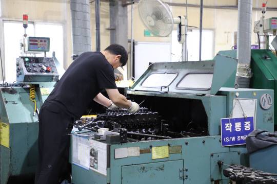 드림텍의 직원이 설비를 살펴보고 있다. 박하늘 기자