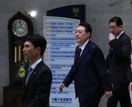 피의자 신분으로 내란 특검 조사를 받은 윤석열 전 대통령이 지난 29일 서초구 서울고검 청사를 나서고 있다. 연합뉴스