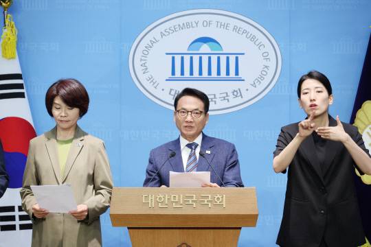 박선원 더불어민주당 의원(가운데) 등 더불어민주당 국민소통위원회, 국무총리 인사청문특위 위원들이 30일 서울 여의도 국회 소통관에서 김민석 국무총리 후보자에 대한 허위사실 유포 고발 관련 기자회견을 하고 있다. 연합뉴스