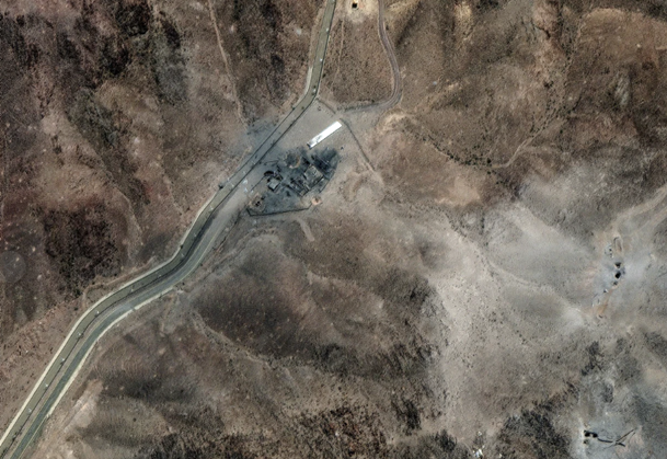 지난 21일 미군의 공격을 받은 직후 이란 포르도 핵시설 위성사진. ⓒAP/연합뉴스