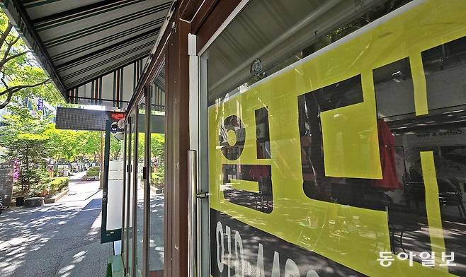 내수 경기 부진으로 소상공인이 어려움을 겪고 있는 가운데 29일 대전 서구 둔산동에 있는 상점 골목에 임대 현수막이 걸려 있다. 김태영 기자 live@donga.com