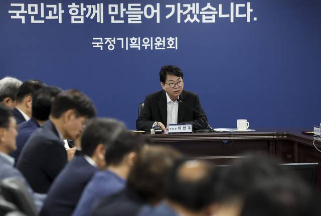 대통령직속 국정기획위원회 이한주 위원장이 30일 서울 종로구 정부서울청사 창성동별관에서 열린 국정기획위 제3차 전체회의에서 발언하고 있다.<공동취재·연합뉴스>