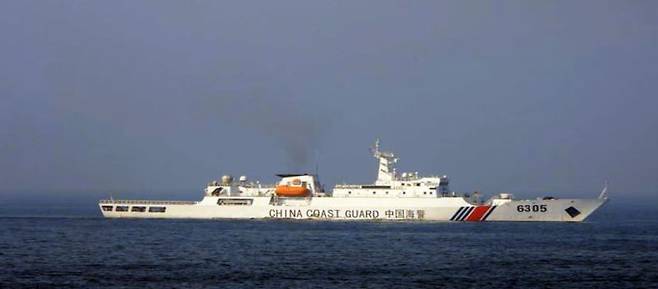 지난 2월 26일 한국 해양조사선 온누리호가 중국의 철제 구조물에 접근하자 출동한 중국 해경 함정 6305호. 해수부·유용원 의원실 제공
