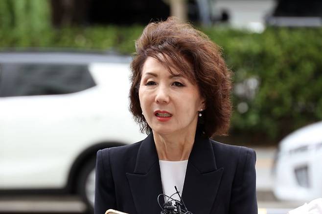 이진숙 사회부총리 겸 교육부 장관 후보자가 30일 오전 서울 여의도 한국교육시설안전원에 있는 사무실로 출근하며 취재진의 질문에 답하고 있다. 사진=서동일 기자