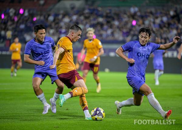 임민혁(왼쪽), 김동진(오른쪽, FC안양), 아사니(가운데, 광주FC). 서형권 기자