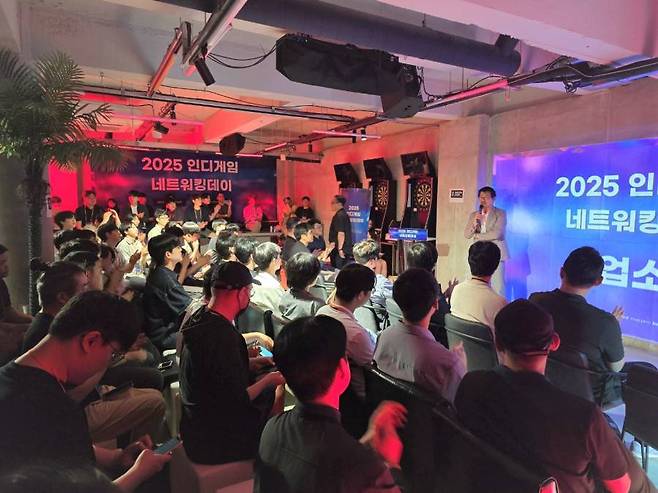 2025 인디게임 네트워킹데이에서 설명중인 콘진원 주성호 게임팀장