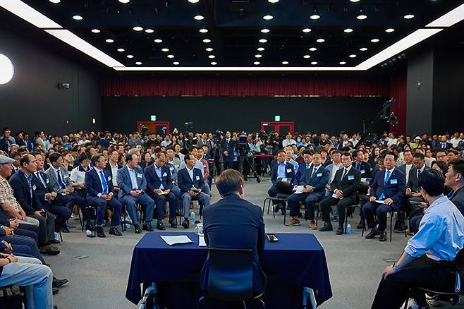 이재명 대통령이 광주 국립 아시아문화전당에서 광주시민·전남도민 타운홀미팅을 하고 있다. 2025.6.25 (ⓒ뉴스1, 무단 전재-재배포 금지)