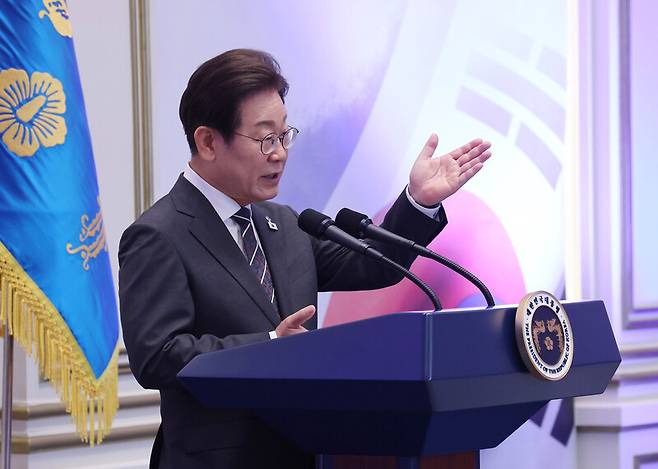 이재명 대통령이 27일 청와대 영빈관에서 열린 ‘호국 보훈의 달, 대통령의 초대’ 행사에서 인사말을 하고 있다. 이번 행사에는 국가유공자 및 유족, 보훈단체장, 특별초청자 등이 참석했다. 연합뉴스