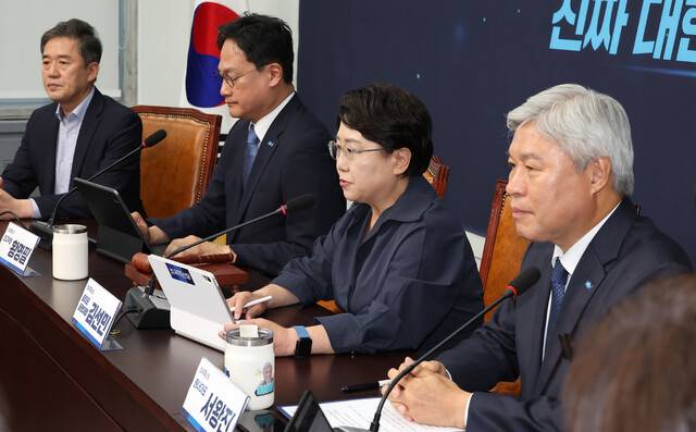 김선민 조국혁신당 대표 권한대행(왼쪽 세번째)이 지난 23일 국회에서 열린 당 최고위원회의에서 발언하고 있다. 연합뉴스