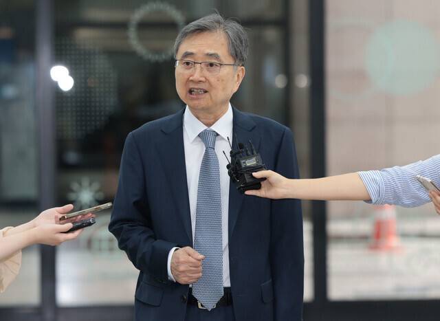 조현 외교부 장관 후보자가 지난 24일 서울 종로구에 마련된 인사청문회 준비 사무실로 출근하며 취재진 질문에 답하고 있다. 연합뉴스