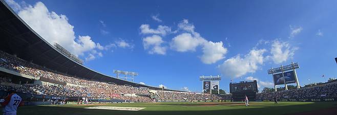 29일 서울 잠실야구장에서 열린 2025 신한 SOL 뱅크 KBO리그 기아(KIA) 타이거즈와 엘지(LG) 트윈스의 경기. 무더운 날씨에도 관중석이 가득 차 있다. 연합뉴스