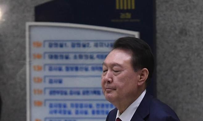 피의자 신분으로 내란 특검 조사를 받은 윤석열 전 대통령이 29일 서초구 서울고검 청사를 나서고 있다. 공동취재사진