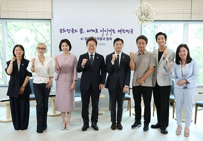 이재명 대통령과 김혜경 여사가 30일 서울 용산 대통령실 파인그라스에서 열린 문화예술계 수상자 간담회를 마치며 참석자와 기념촬영을 하고 있다. 왼쪽부터 칸국제영화제 학생부문(라 시네프) 1등상을 수상 허가영 영화감독, 프랑스 문화예술공로훈장\'\'코망되르\'\'를 수훈한 조수미 성악가, 김 여사, 이 대통령, 토니상 6관왕을 석권한 뮤지컬 \'\'어쩌면 해피엔딩\'\' 박천휴 작가, 넷플릭스 드라마 \'\'폭싹 속았수다\'\'를 연출한 김원석 감독, \'\'로잔발레 콩쿠르\'\'에서 우승한 박윤재 발레리노, 강유정 대통령실 대변인. 대통령실통신사진기자단