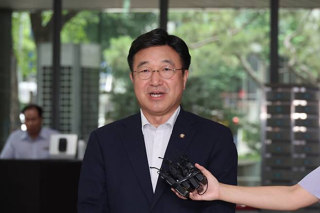 행정안전부 장관 후보자로 지명된 윤호중 더불어민주당 의원이 30일 오전 청문회 준비 사무실이 마련된 서울 종로구 광화문플래티넘빌딩으로 출근하며 기자들의 질문에 답하고 있다. 김혜윤 기자 unique@hani.co.kr