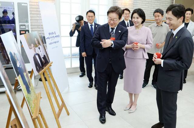 이재명 대통령과 김혜경 여사가 30일 서울 용산 대통령실 파인그라스에서 열린 문화예술계 수상자 간담회에서 뮤지컬 ‘어쩌면 해피엔딩’으로 미국 토니상 6개 부문을 석권한 박천휴 작가(오른쪽) 등 참석자들과 환담을 하고 있다. 연합뉴스