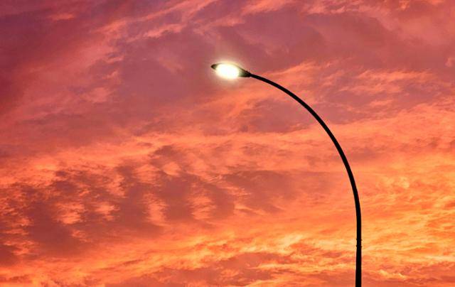 장맛비가 그친 저녁 무렵에 마주친 불타는 듯 붉게 물든 하늘에 그동안 눅눅한 일상은 잠시 멈췄고, 비에 젖은 우울한 마음은 갑자기 환해졌다. 왕태석 선임기자