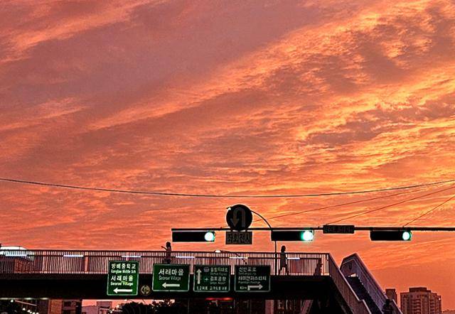 장맛비가 그친 저녁 무렵에 마주친 불타는 듯 붉게 물든 하늘에 그동안 눅눅한 일상은 잠시 멈췄고, 비에 젖은 우울한 마음은 갑자기 환해졌다.