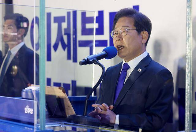 지난 4일 이재명 더불어민주당 대선 후보가 당선이 확실시되자 서울 여의도 국회 앞에 마련된 무대를 찾아 당선 수락연설을 하고 있다. 고영권 기자