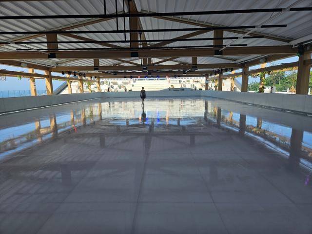 피겨 스케이터 최다빈이 6월 26일 오전 쏠비치 남해의 야외 스케이트장(아이스비치)에서 연기를 준비하고 있다. 남해=박준석 기자