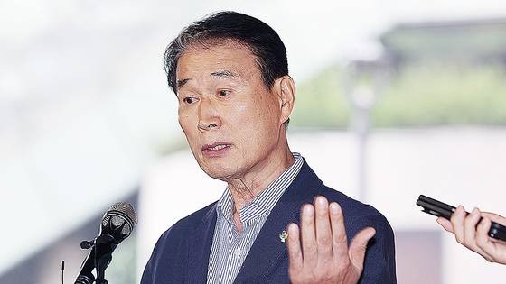 지난 25일 권오을 국가보훈부 장관 후보자가 서울 중구 서울스퀘어에 마련된 인사청문회 사무실로 출근하며 취재진 질문에 답하고 있다. 뉴시스