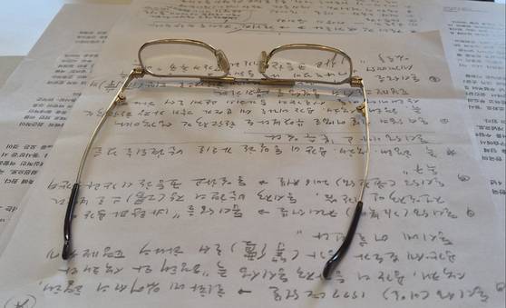 화가 서승원의 돋보기와 메모. 권근영 기자