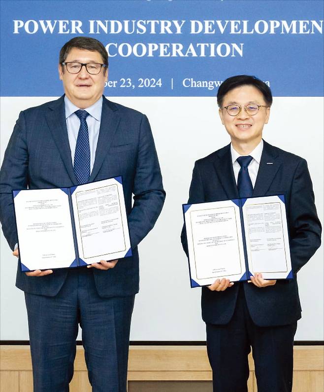 산업통상자원부 장관 후보자로 지명된 김정관 두산에너빌리티 사장이 지난해 10월 23일 두산에너빌리티 창원 본사에서 알마사담 삿칼리에브 카자흐스탄 에너지부 장관(왼쪽)과 ‘카자흐스탄 발전산업 개발 협력’을 위한 양해각서(MOU)를 체결한 뒤 기념 촬영하고 있다. 두산에너빌리티 제공