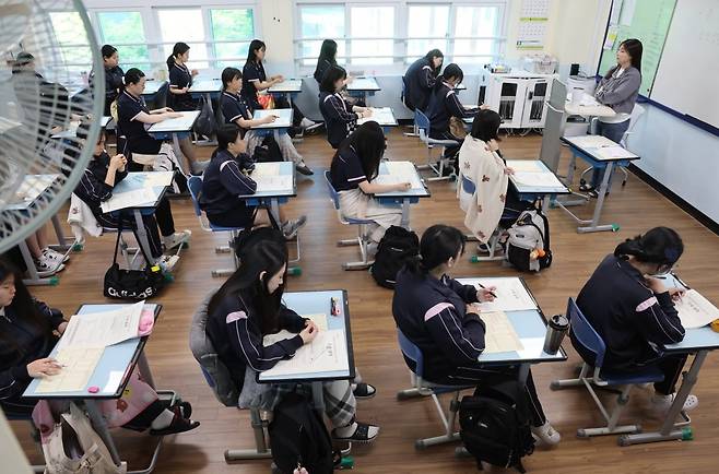2026학년도 대학수학능력시험 6월 모의평가 시행일인 4일 오전 부산 사상구 주례여고 학생들이 시험을 준비하고 있다. 연합뉴스