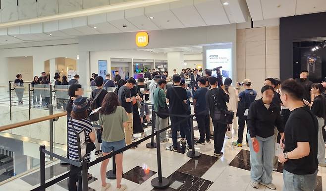 지난 28일 오전 서울 여의도 IFC몰 내 샤오미스토어의 국내 첫 공식 매장인 미스토어 오픈 전 방문객들이 줄지어 기다리고 있다. 사진=김대영 기자