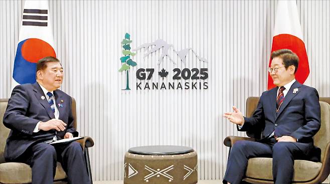 이재명 대통령이 지난 17일 캐나다 캐내내스키스 주요 7개국(G7) 정상회의장에서 이시바 시게루 일본 총리와 회담했다. 김범준 기자