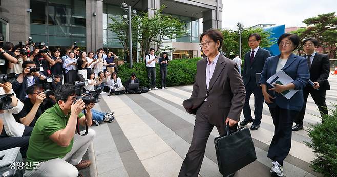 정은경 보건복지부 장관 내정자가 30일 서울 중구 남대문로에 마련된 인사청문회 준비단 사무실로 출근하고 있다. 권도현 기자