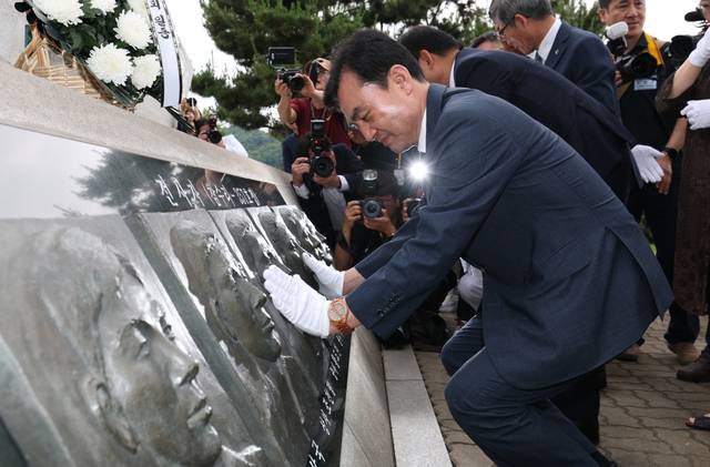 안규백 국방부 장관 후보자가 29일 경기 평택시 해군 제2함대사령부에서 열린 ‘제2연평해전 승전 23주년 기념식’에서 북한 경비정과 싸우다가 희생된 참수리-357호정 탑승 해전 영웅들의 얼굴 부조상을 만지고 있다. 뉴시스