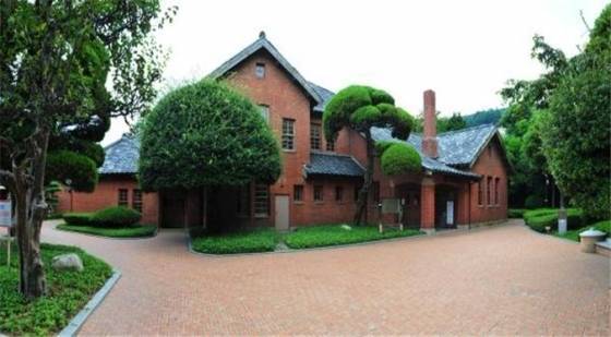 1926년 8월 조선총독부가 건립한 건물로, 일제강점기에는 경남도지사 관사, 한국전쟁기에는 이승만 대통령의 관사로 사용됐다. 부산시 제공