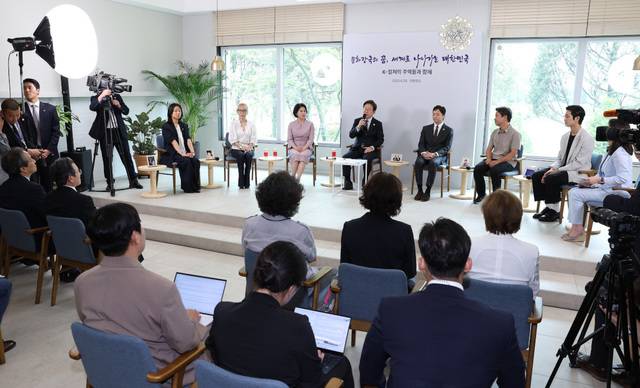 이재명 대통령과 김혜경 여사가 30일 서울 용산 대통령실 파인그라스에서 뮤지컬 ‘어쩌면 해피엔딩’의 박천휴 작가, 드라마 ‘폭싹 속았수다’의 김원석 감독 등 문화예술계 수상자들과 간담회를 하고 있다. 김지훈 기자