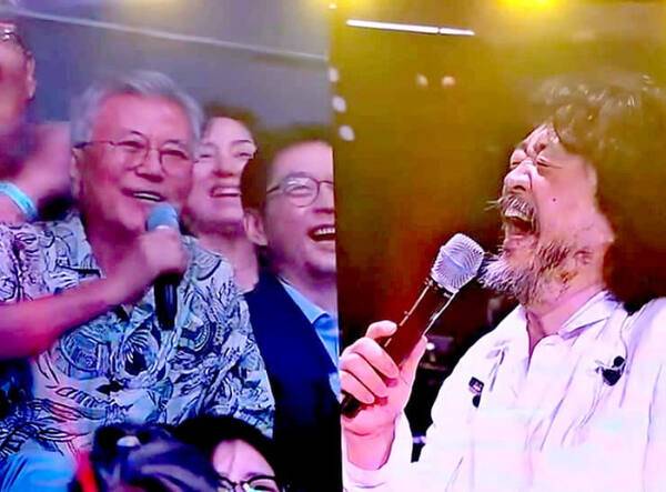 진보 성향 유튜브 채널 '김어준의 겸손은 힘들다' 진행자 김어준씨가 기획한 토크콘서트에 문재인 전 대통령과 김민석 국무총리 후보자 등 여권 유력 인사가 총출동 했다. DC인사이드 캡처