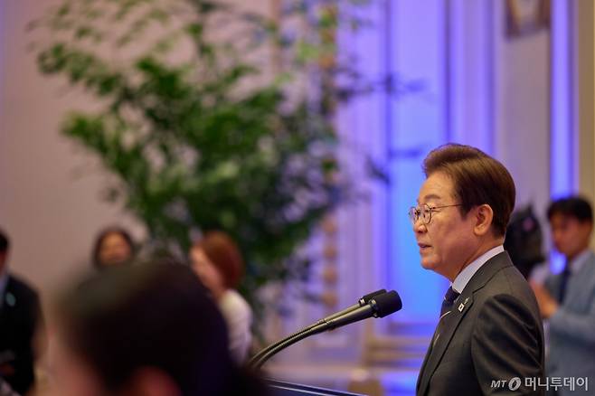 (서울=뉴스1) 허경 기자 = 이재명 대통령이 27일 청와대 영빈관에서 열린 '호국보훈의 달, 대통령의 초대' 행사에서 인사말을 하고 있다. (대통령실 제공. 재판매 및 DB 금지) 2025.6.27/뉴스1 Copyright (C) 뉴스1. All rights reserved. 무단 전재 및 재배포, AI학습 이용 금지. /사진=(서울=뉴스1) 허경 기자