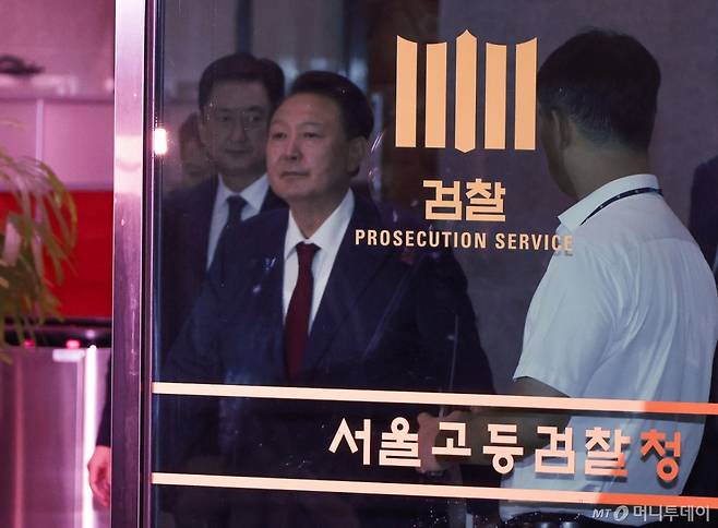 (서울=뉴스1) 김성진 기자 = 윤석열 전 대통령이 29일 새벽 서울 서초구 서울고등검찰청 청사에 마련된 내란특검 사무실에서 피의자 신분으로 조사를 마친 뒤 귀가하고 있다.(공동취재) 2025.6.29/뉴스1 Copyright (C) 뉴스1. All rights reserved. 무단 전재 및 재배포, AI학습 이용 금지. /사진=(서울=뉴스1) 김성진 기자