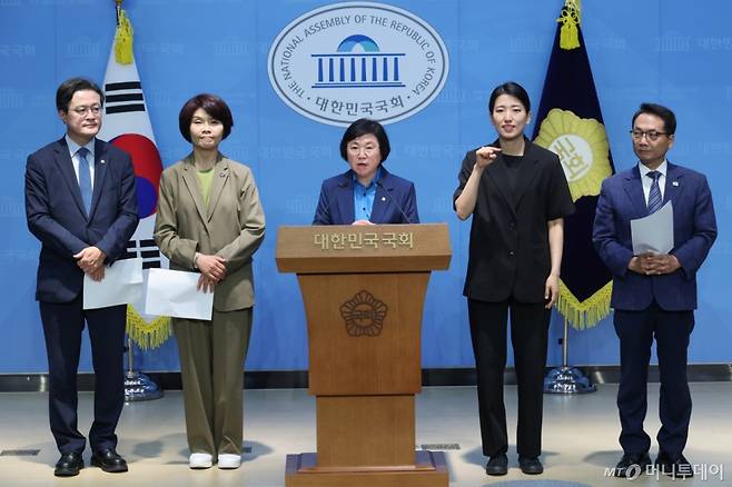 (서울=뉴스1) 안은나 기자 = 김민석 국무총리 후보자 인사청문특별위원회 소속 더불어민주당 채현일, 한정애, 김현, 박선원 의원이 30일 서울 여의도 국회 소통관에서 국민의힘이 김 후보자에 대해 '6억 허위 현수막 게첩' 등 조직적으로 허위사실을 유포하고 있다며 고발 기자회견을 하고 있다. 2025.6.30/뉴스1 Copyright (C) 뉴스1. All rights reserved. 무단 전재 및 재배포, AI학습 이용 금지. /사진=(서울=뉴스1) 안은나 기자