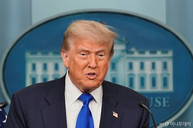 도널드 트럼프 미국 대통령이 27일(현지시간) 워싱턴DC 백악관 브리핑룸에서 미국 대법원이 28개 주(州)에 대해 도널드 트럼프 대통령의 출생시민권 제한을 시행토록 한 판결을 내린 것과 관련해 기자회견을 하고 있다. 2025.06.27 ⓒ 로이터=뉴스1 Copyright (C) 뉴스1. All rights reserved. 무단 전재 및 재배포, AI학습 이용 금지.