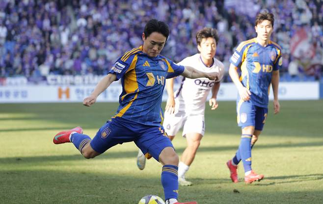 한국프로축구연맹이 2026년부터 자유계약선수가 되는 선수 371명을 공시했다. 사진은 울산에서 활약 중인 엄원상의 모습. /사진=뉴스1